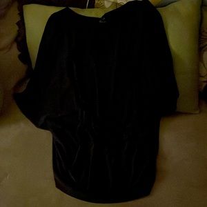 Black sleeveless blouse open in the back with a jewel ball hanging down